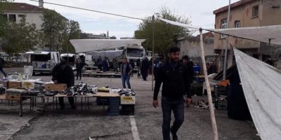 Freni boşalan tır pazara daldı