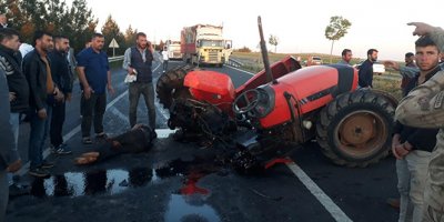 Tırla çarpışan traktör ikiye ayrıldı