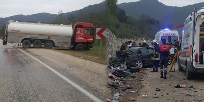Akaryakıt tankeri ile otomobil çarpıştı: 4 yaralı