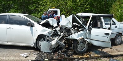 Otomobiller kafa kafaya çarpıştı: 1 ölü, 1 yaralı