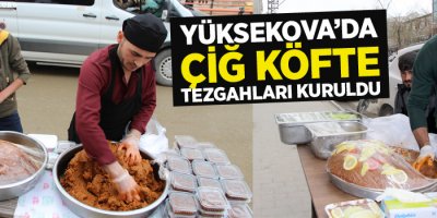Yüksekova’da çiğ köfte tezgahları kuruldu