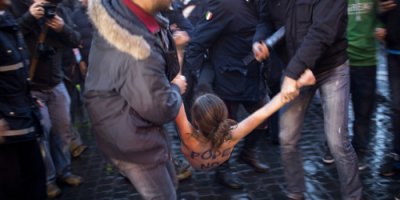 FEMEN kızları papalık seçiminde