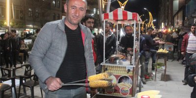 Mısır tezgahları, işsizlerin geçim kaynağı oldu