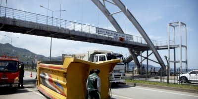 Damperi açılan hafriyat kamyonu üst geçide çarptı