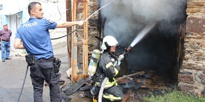 Kömür dolu tarihi evde yangın çıktı
