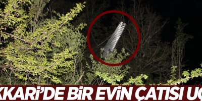 Hakkari’de etkili olan fırtına bir evin çatısını uçurdu