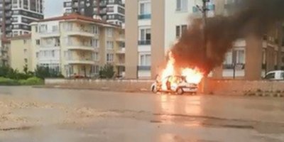 Arızalanan araç alev alev yandı