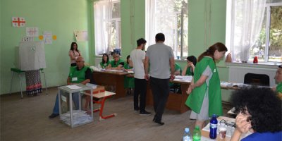 Gürcistan ara seçimler için sandık başında