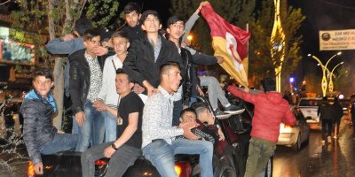 Yüksekova'da Galatasaray'ın şampiyonluğu kutlandı