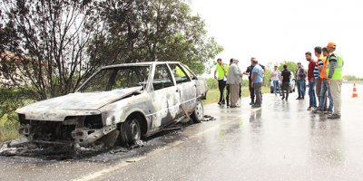 Seyir halindeyken alev alan otomobil demir yığınına döndü