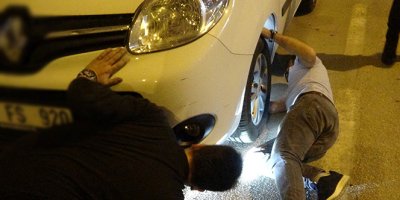 Araca sıkışan kediyi vatandaşlar kurtarmaya çalıştı