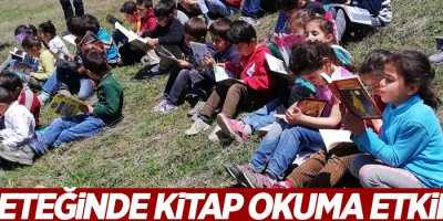 Dağ eteğinde kitap okuma etkinliği