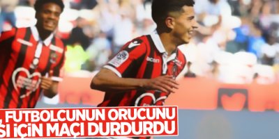 Hakem, futbolcunun orucunu açması için maçı durdurdu