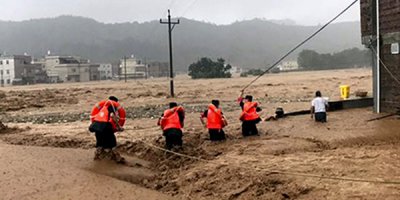 Sel, Çin'i yıkıp geçmeye devam ediyor: 49 ölü
