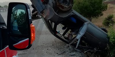 Direksiyon hakimiyetini kaybeden araç, taklalar atarak durabildi