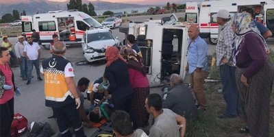 Tarım işçilerini taşıyan minibüs otomobille çarpıştı: 11 yaralı