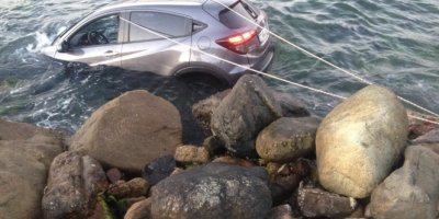 Denizi izlerken denize uçtular