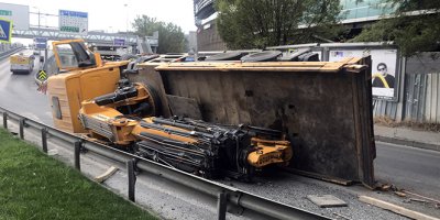 Bakırköy'de vinç yola devrildi: 1 yaralı