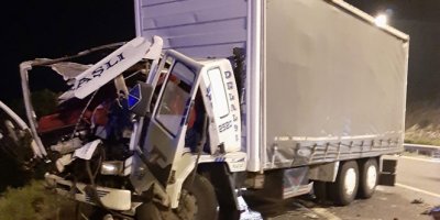 Kamyon, kamyona çarptı: 2 ölü, 3 yaralı