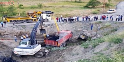 Hakkari'de Asfalt Yüklü Belediye Kamyonu Kaza Yaptı