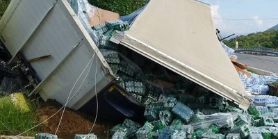 Soda yüklü tır kontrolden çıkarak yola devrildi
