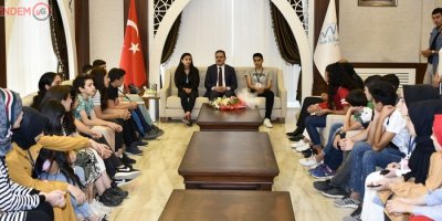 Kocaeli'den gelen örencilerden Vali Akbıyık'a ziyaret