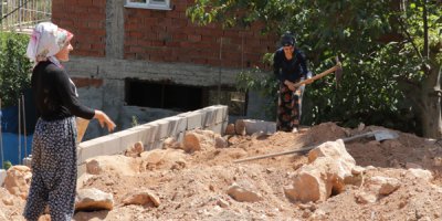 Kız kardeşler inşaatta çalışıyor