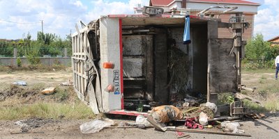 Çöp kamyonu devrildi: 3 yaralı