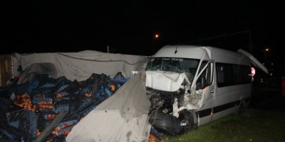 Tur minibüsü kamyona çarptı: 5'i turist 6 yaralı