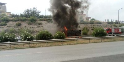 Seyir halindeki tır alev alev yandı