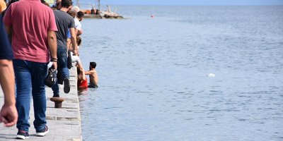 Elektrikli motosikletli 2 kız denize uçtu