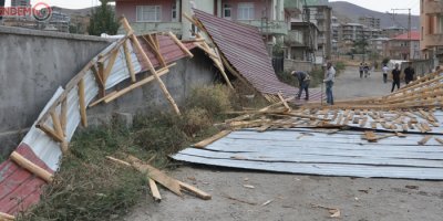 Yüksekova’da fırtına çatıları uçurdu