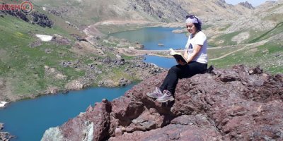 Farkındalık için Sat Gölleri'nde kitap okudu