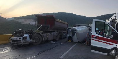 Tırla kamyon çarpıştı