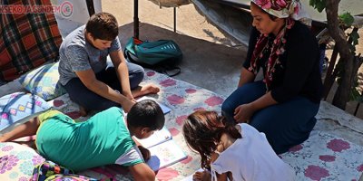 'Evde yılan var' korkusuyla 45 gündür damda uyuyorlar