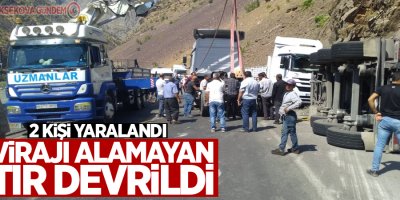 Virajı alamayan tır devrildi: 2 yaralı
