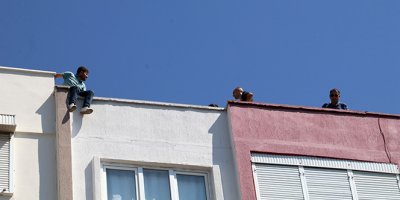 Parasını alamayınca çatıya çıktı