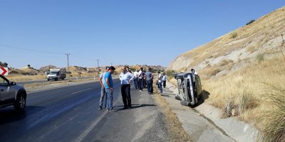 Sürücüsünün direksiyon hakimiyetini kaybettiği araç yan yattı