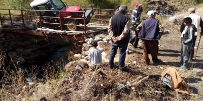 Traktör tahta köprüde asılı kaldı