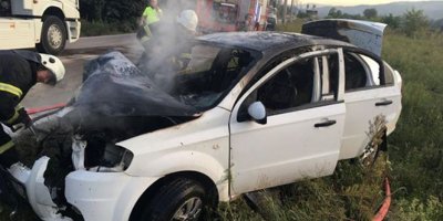 Otomobil direğe çarptı, alev aldı: 1 yaralı