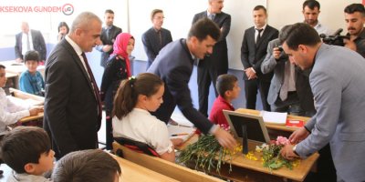 4 öğrencinin sırasına fotoğrafları ve çiçek bırakıldı