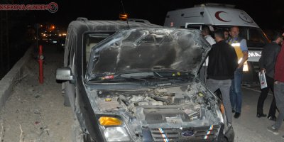 Karşıdan gelen araca çarpmamak için duvara çarptı