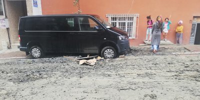 Yağmur sonrası çöken yolda araç askıda kaldı