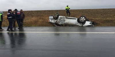 Takla atan araçta 3 kişi yaralandı