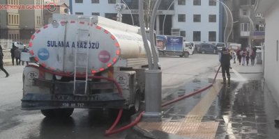Hakkari Belediyesinden caddeleri yıkama çalışması
