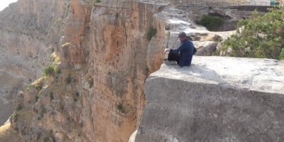 Ölümle burun buruna gelip fotoğraf çektiriyorlar