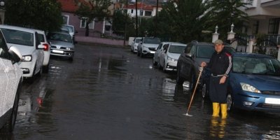 Kula'da aniden bastıran sağanak yağış sele neden oldu