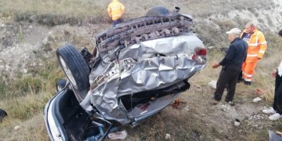 Hurdaya dönen araçtan sağ çıktılar