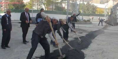 Hakkari Belediyesi kazılan yolları onardı