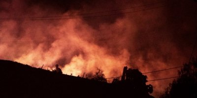 Orman yangını nedeniyle on binlerce kişi tahliye edildi